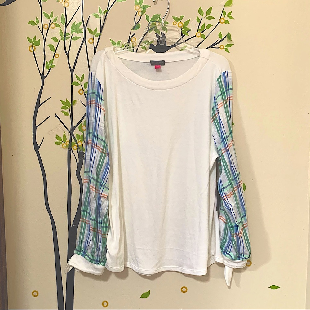 Vince Camuto women’s white crewneck long sleeves.